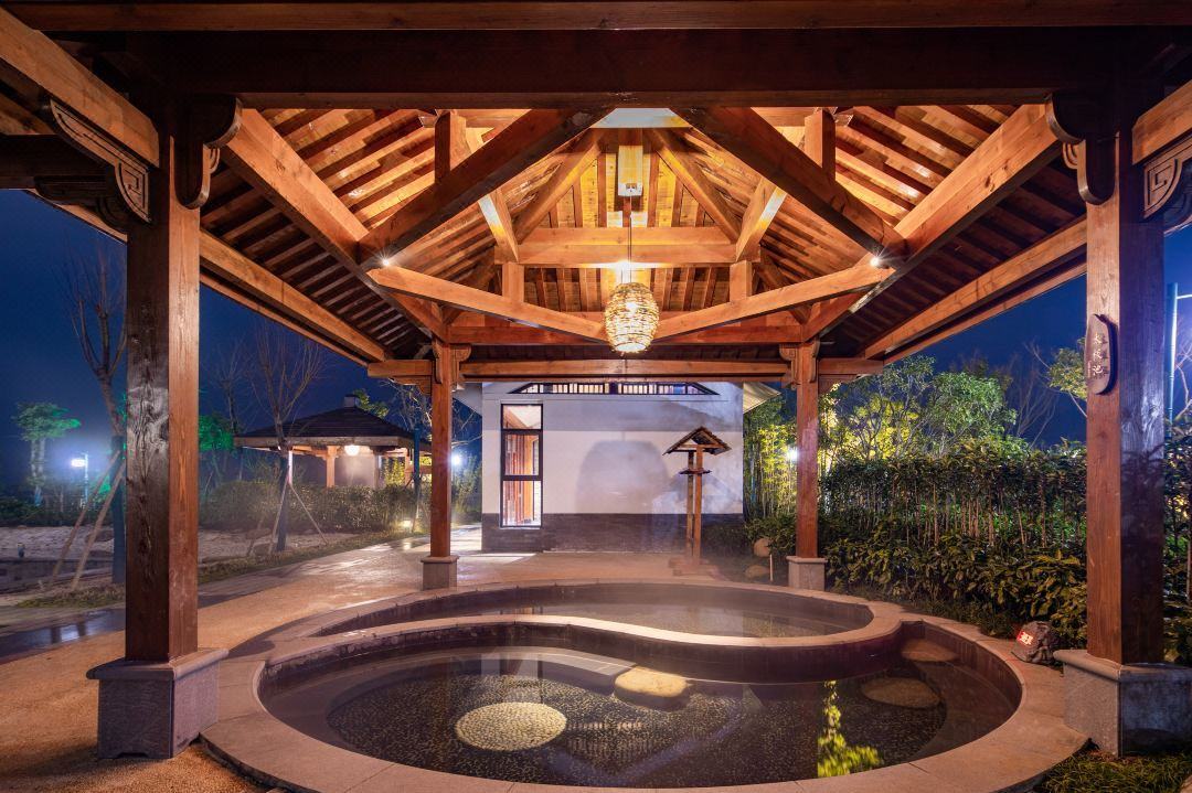 (含)后前往【水墨田园温泉度假酒店】安排住宿;---游览【宜兴大觉寺】