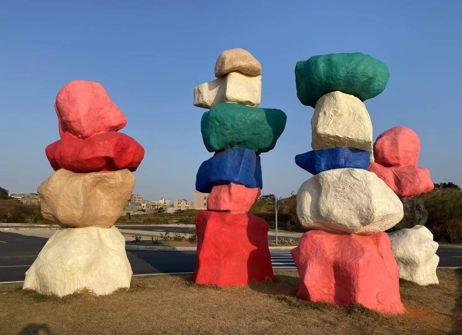 途中经过雄伟壮观的——【中国平潭跨海特大桥】,前往和平村【七彩石