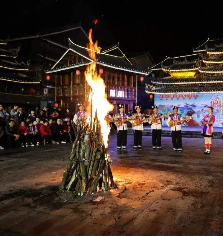 【湘桂秘境.高铁纯玩】湖南皇都侗寨•盛大侗年!芦笙踩堂、侗听表演、侗族婚礼秀、舞龙篝火晚会!行摄世界最大丹霞峰丛,泡华南第一温泉