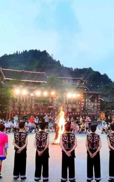【湘桂秘境.高铁纯玩】湖南皇都侗寨•盛大侗年!芦笙踩堂、侗听表演、侗族婚礼秀、舞龙篝火晚会!行摄世界最大丹霞峰丛,泡华南第一温泉